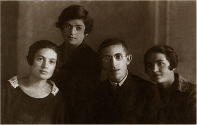 Lisa, Fenya and Etya Ruskol, Shulim Rapoport. Kharkov, 1929