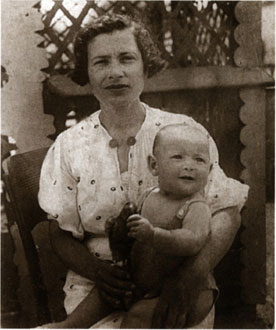 Elizabeth Abramovna with her daughter Jeanne. Berdyansk, 1938