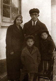 Елизавета и Шулим с детьми. 1934 год