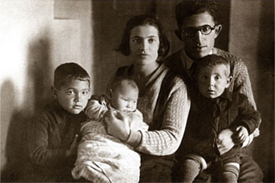 Шулим Рапопорт, Елизавета Рускол и их дети Юлий, Тамара, Валентин. 1935 год