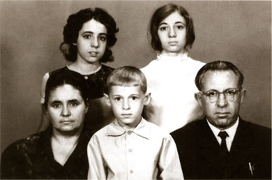 Valentine Rapoport with his wife and children