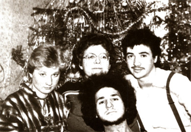 Жанна Шулимовна Ягодина, ее сыновья и невестка Снежана. Новогодняя ночь
1990 года. Павлодар